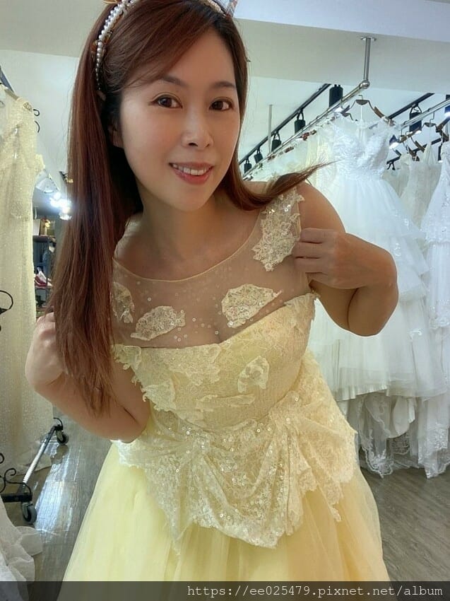 伊頓自助婚紗攝影台南店，全新婚紗、晚禮服通通免加價，滿足女孩