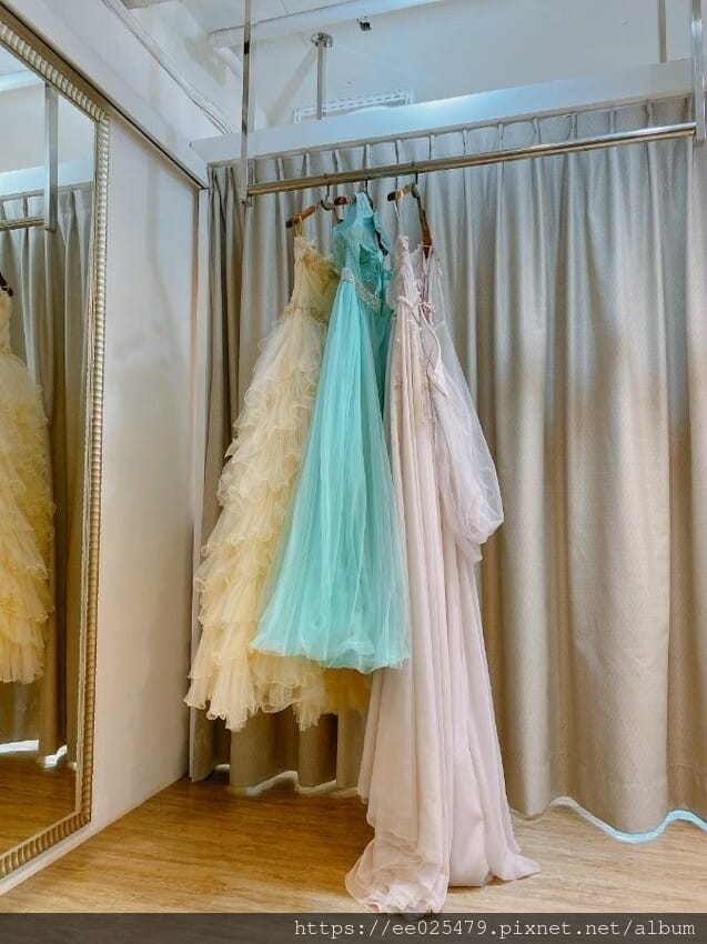 伊頓自助婚紗攝影台南店，全新婚紗、晚禮服通通免加價，滿足女孩