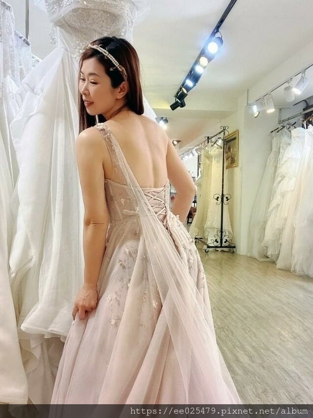 伊頓自助婚紗攝影台南店，全新婚紗、晚禮服通通免加價，滿足女孩