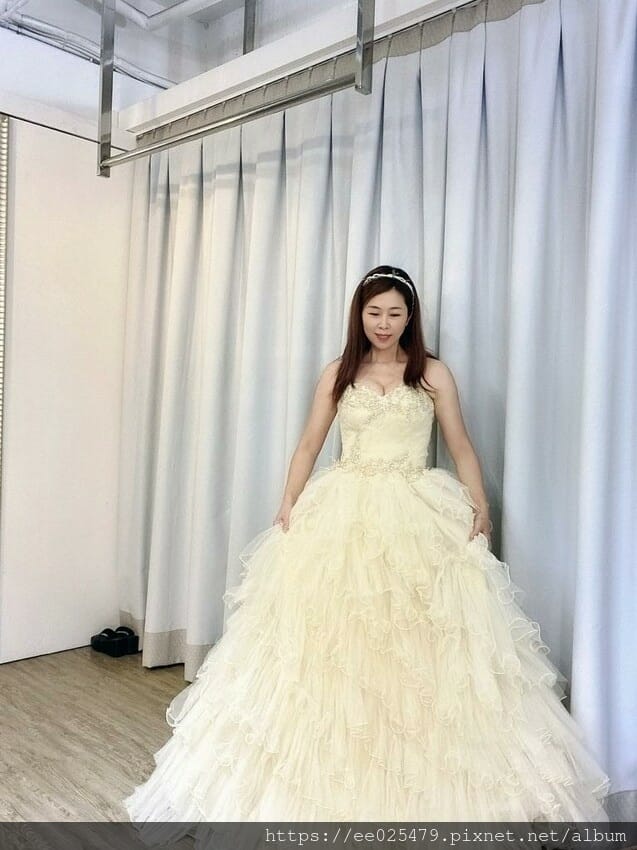 伊頓自助婚紗攝影台南店，全新婚紗、晚禮服通通免加價，滿足女孩
