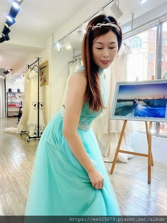 伊頓自助婚紗攝影台南店，全新婚紗、晚禮服通通免加價，滿足女孩