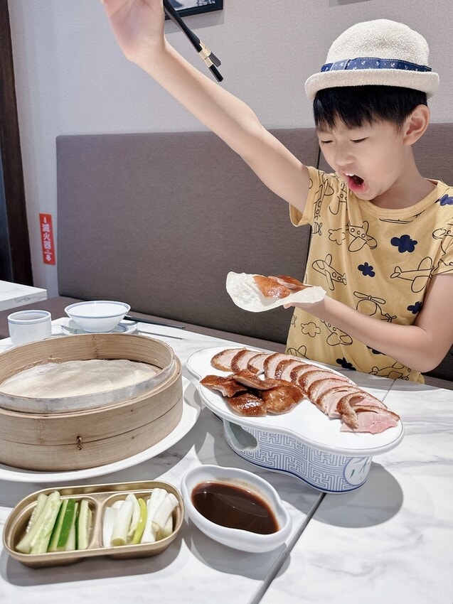 台中西屯美食推薦~鳴鴨館粵菜餐廳招牌金陵片櫻桃鴨，平價也吃得到！（驚）