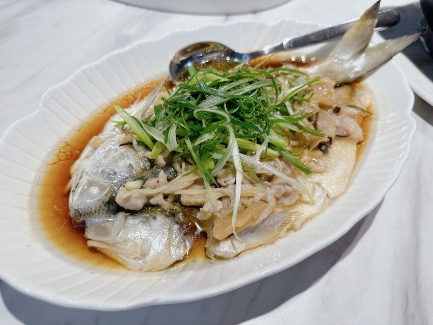 台中西屯美食推薦~鳴鴨館粵菜餐廳招牌金陵片櫻桃鴨，平價也吃得到！（驚）