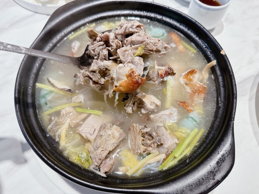 台中西屯美食推薦~鳴鴨館粵菜餐廳招牌金陵片櫻桃鴨，平價也吃得到！（驚）
