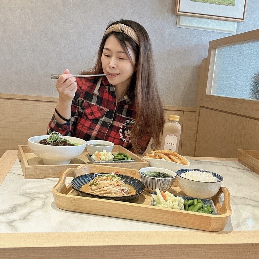 新店報報～餓呆E Dai Noodles 高CP值平價 人情味老宅調結合現代文青風的實力派網美餐廳 ，真的好想天天來吃吶！