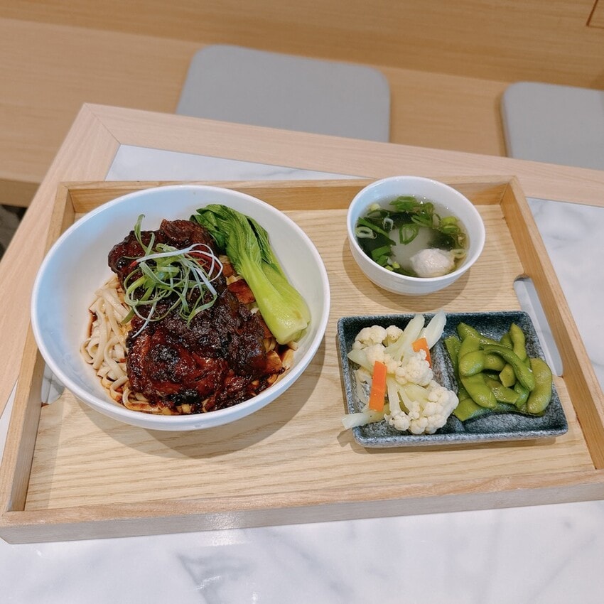 新店報報～餓呆E Dai Noodles 高CP值平價 人情味老宅調結合現代文青風的實力派網美餐廳 ，真的好想天天來吃吶！