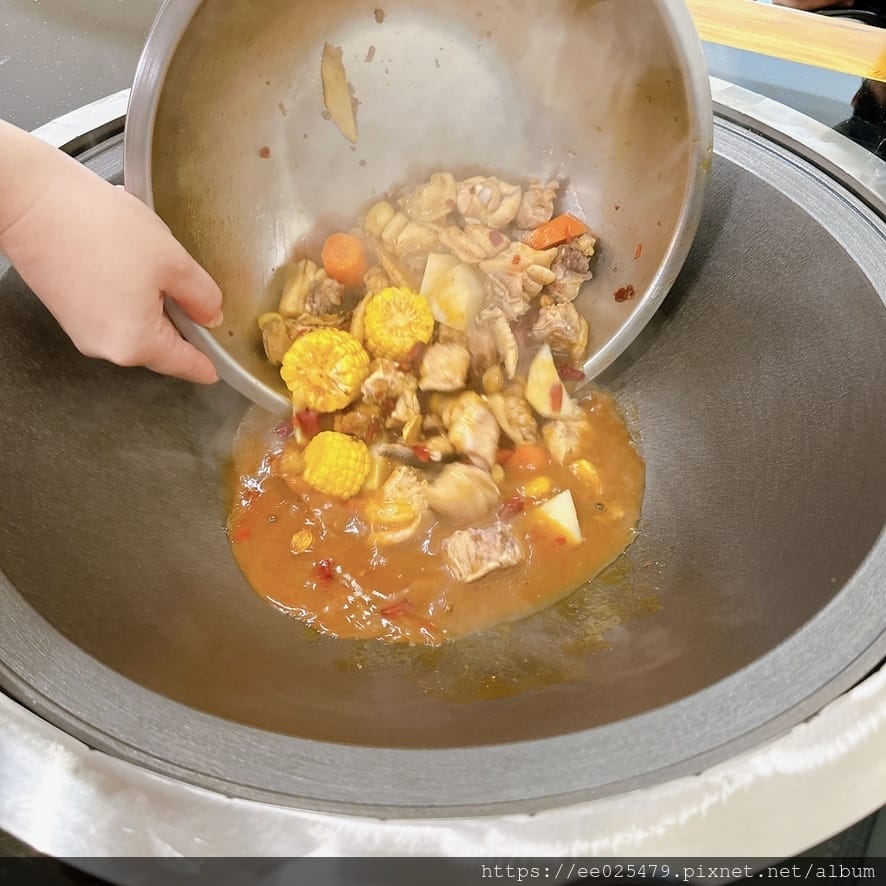 高雄美食推薦 雲南特色佳餚 鐵娘子鉄燉雞 全家人圍爐吃鐵鍋, 高雄美食推薦 雲南特色佳餚 鐵娘子鉄燉雞 全家人圍爐吃鐵鍋,