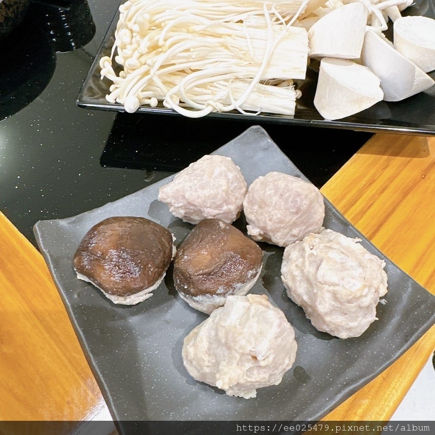高雄美食推薦 雲南特色佳餚 鐵娘子鉄燉雞 全家人圍爐吃鐵鍋, 高雄美食推薦 雲南特色佳餚 鐵娘子鉄燉雞 全家人圍爐吃鐵鍋,