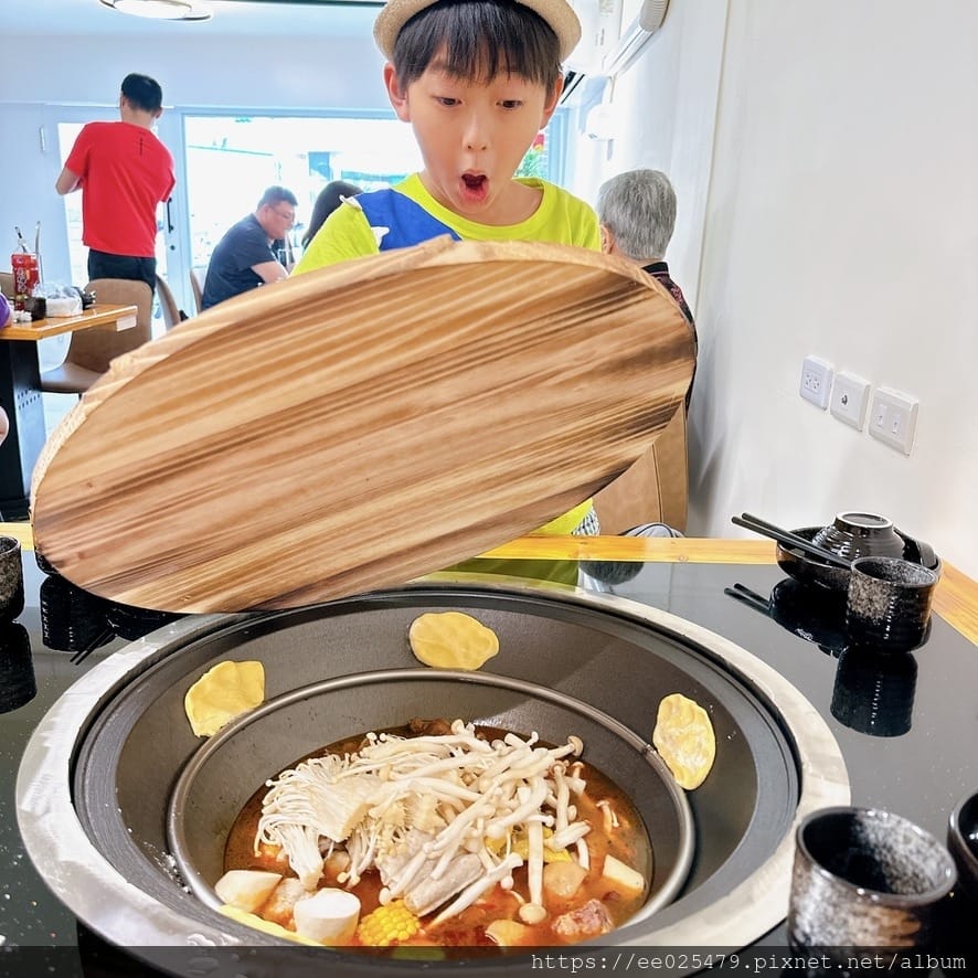 高雄美食推薦 雲南特色佳餚 鐵娘子鉄燉雞 全家人圍爐吃鐵鍋, 高雄美食推薦 雲南特色佳餚 鐵娘子鉄燉雞 全家人圍爐吃鐵鍋,