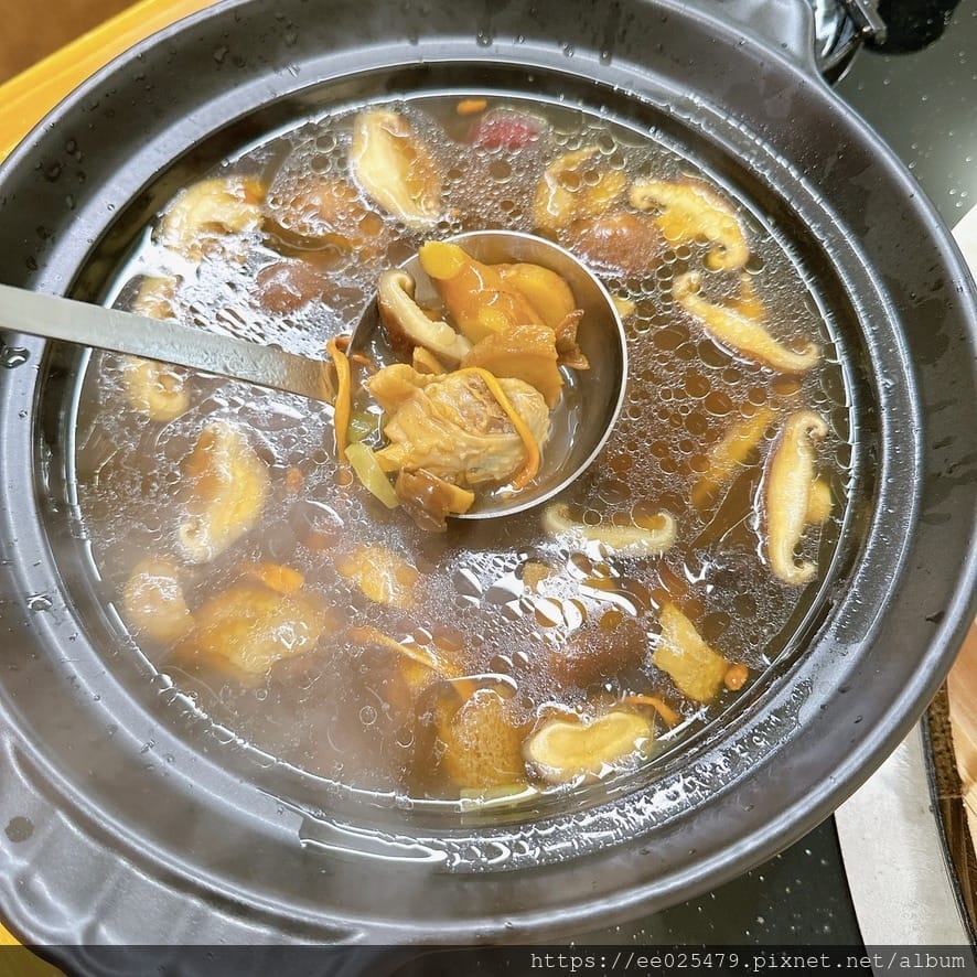 高雄美食推薦 雲南特色佳餚 鐵娘子鉄燉雞 全家人圍爐吃鐵鍋, 高雄美食推薦 雲南特色佳餚 鐵娘子鉄燉雞 全家人圍爐吃鐵鍋,