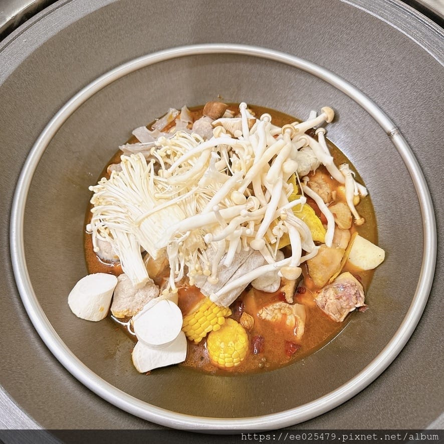 高雄美食推薦 雲南特色佳餚 鐵娘子鉄燉雞 全家人圍爐吃鐵鍋, 高雄美食推薦 雲南特色佳餚 鐵娘子鉄燉雞 全家人圍爐吃鐵鍋,