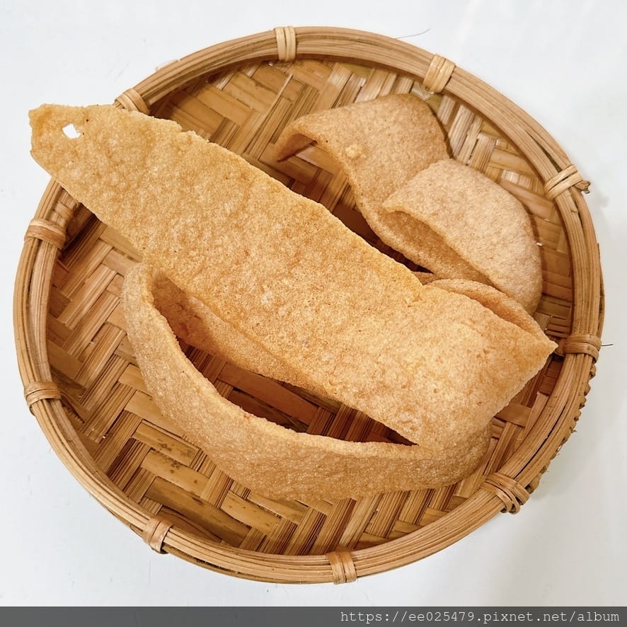 台南人的日常零嘴吃什麼？古早味安平吳記鮮蝦餅每天現炸現包，一