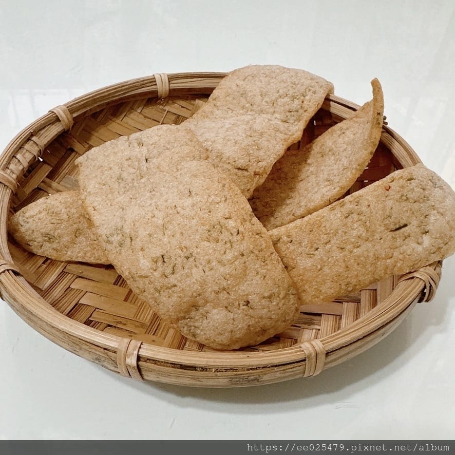 台南人的日常零嘴吃什麼？古早味安平吳記鮮蝦餅每天現炸現包，一