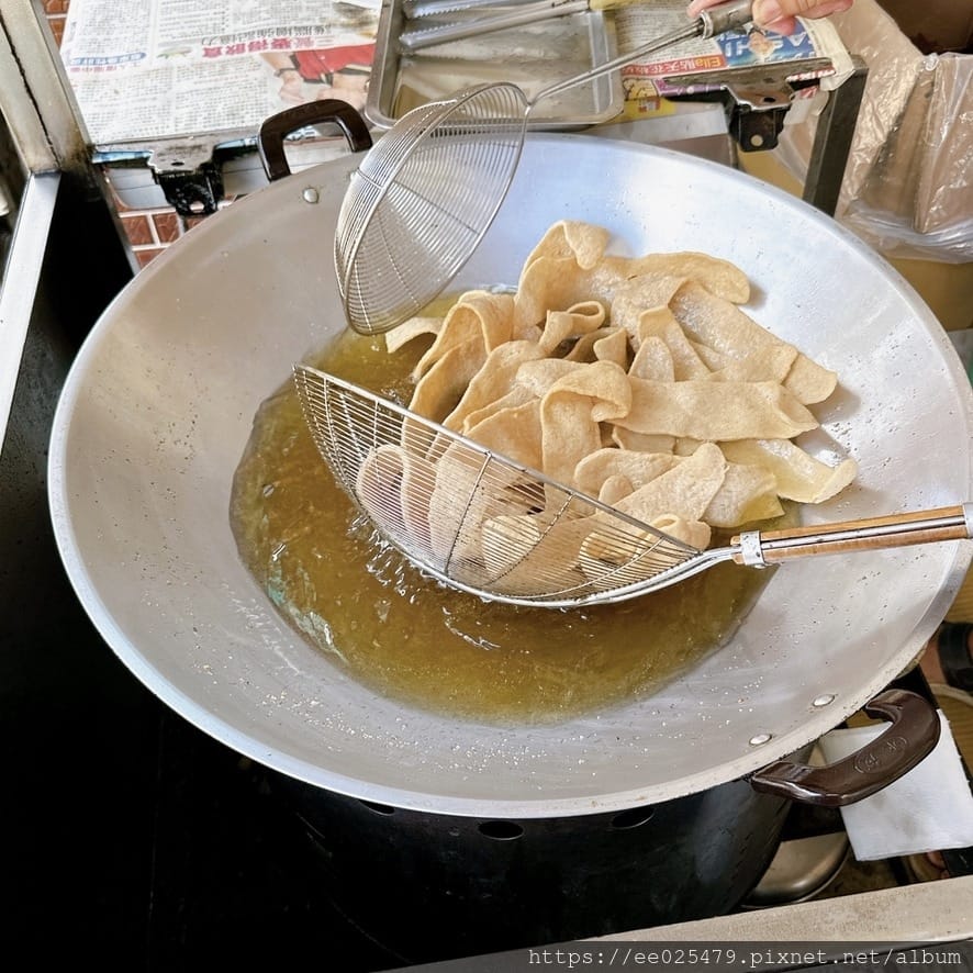 台南人的日常零嘴吃什麼？古早味安平吳記鮮蝦餅每天現炸現包，一