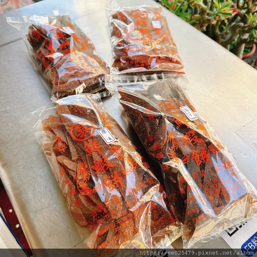 台南人的日常零嘴吃什麼？古早味安平吳記鮮蝦餅每天現炸現包，一
