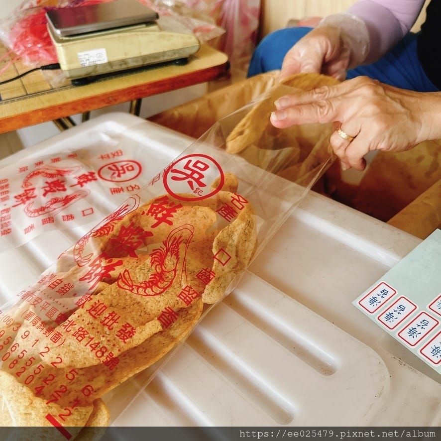 台南人的日常零嘴吃什麼？古早味安平吳記鮮蝦餅每天現炸現包，一