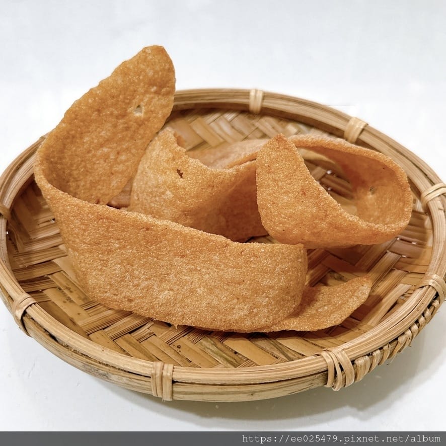 台南人的日常零嘴吃什麼？古早味安平吳記鮮蝦餅每天現炸現包，一