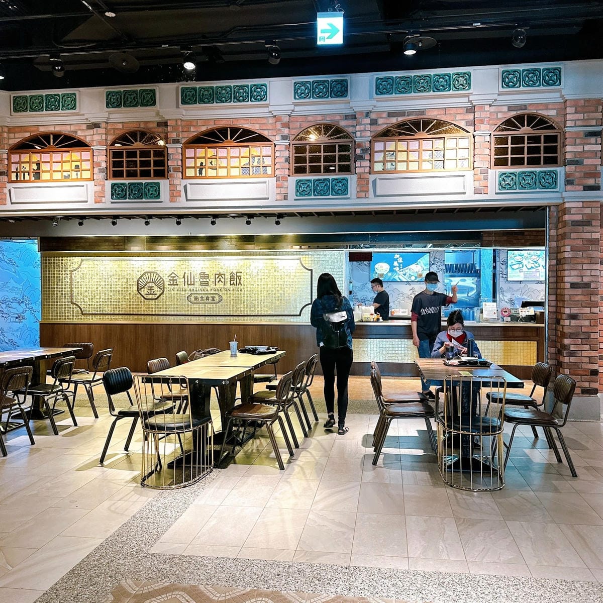 來第二航廈不用再衝B2美食街啦！來5樓觀景台看飛機吃美食，免