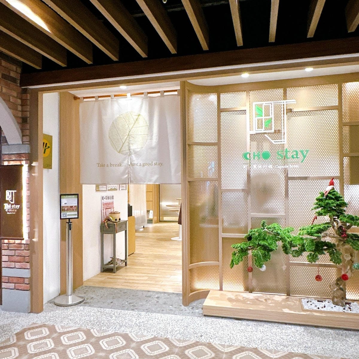 來第二航廈不用再衝B2美食街啦！來5樓觀景台看飛機吃美食，免