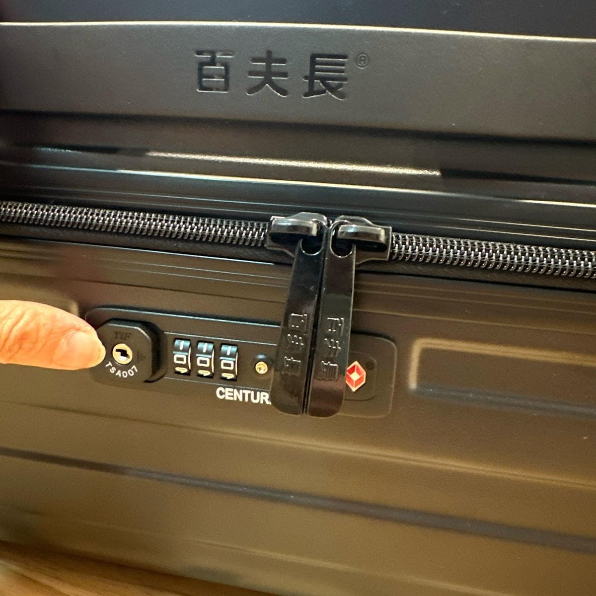 空姐大推高CP值行李箱 ~ CENTURION 百夫長終於入 空姐大推高CP值行李箱 ~ CENTURION 百夫長終於入