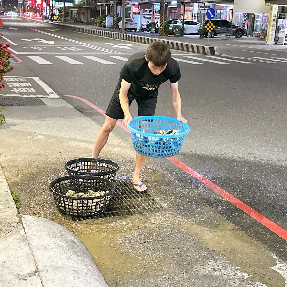 台南吃到飽推薦~灣裡路邊夯蚵仔250吃到飽 還有老闆桌邊服務 台南吃到飽推薦~灣裡路邊夯蚵仔250吃到飽 還有老闆桌邊服務