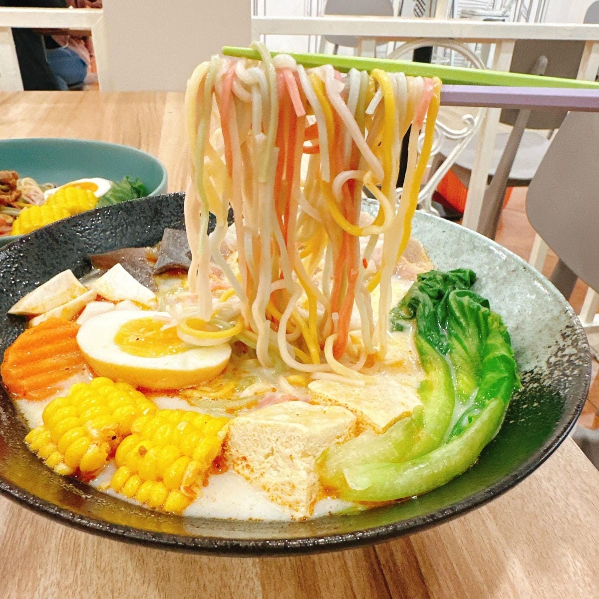 嘉義美食推薦 咖樂彩虹麵 八種顏色的🌈彩虹麵一次滿足！