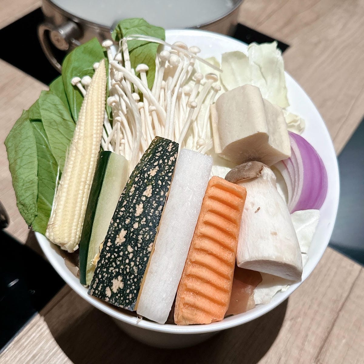 松江南京站美食推薦  土狗樂市樂涮海鮮火鍋超澎派鍋物，揪團吃