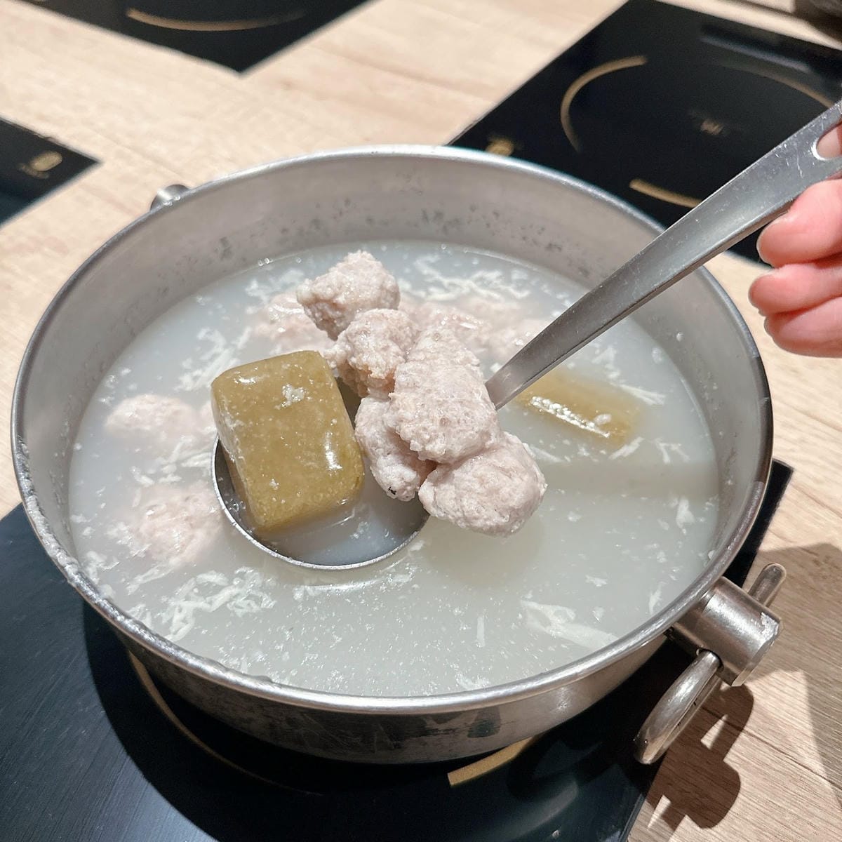 松江南京站美食推薦  土狗樂市樂涮海鮮火鍋超澎派鍋物，揪團吃