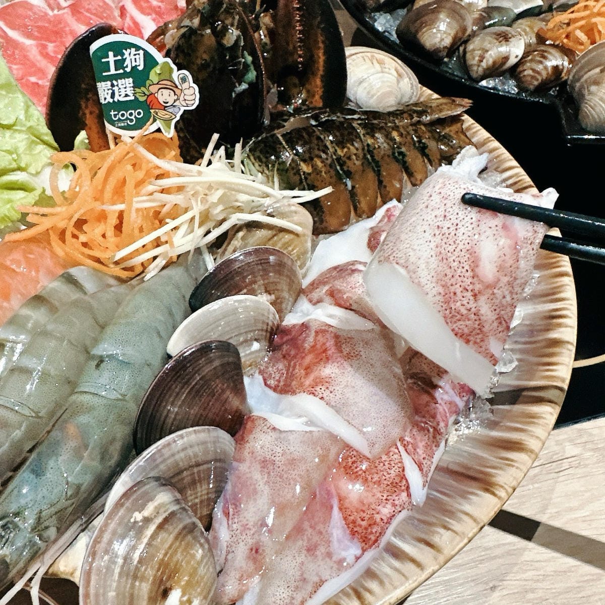 松江南京站美食推薦  土狗樂市樂涮海鮮火鍋超澎派鍋物，揪團吃