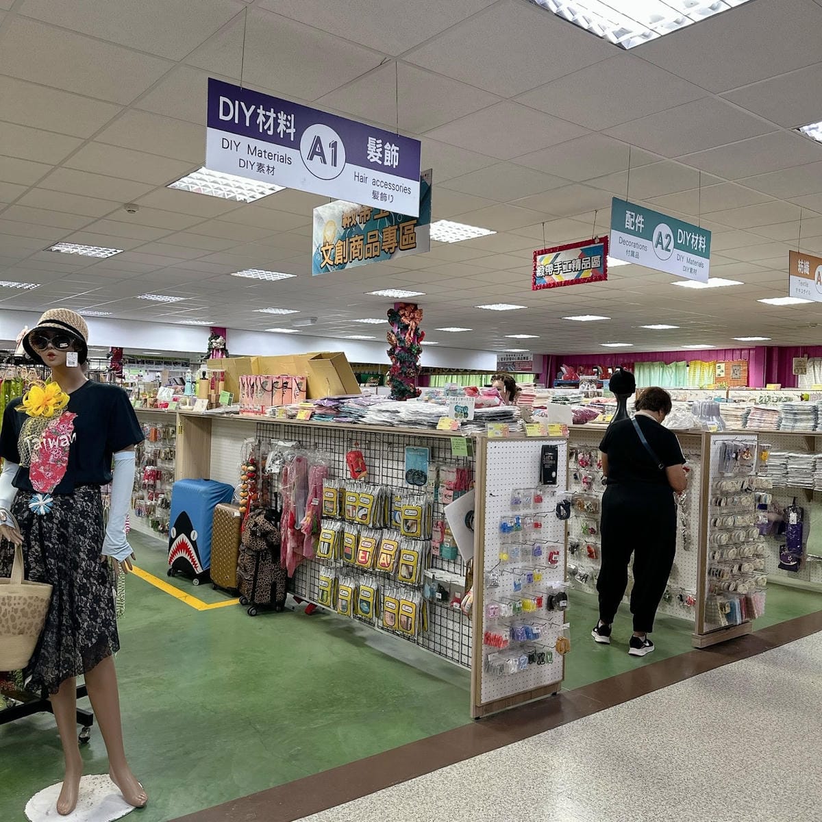 彰化鹿港免費景點推薦～ 沉浸在緞帶王觀光工廠手作的世界裡，邊