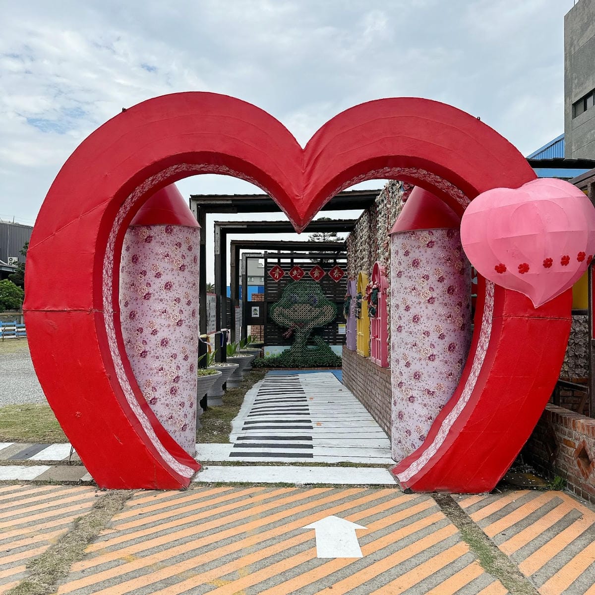 彰化鹿港免費景點推薦～ 沉浸在緞帶王觀光工廠手作的世界裡，邊