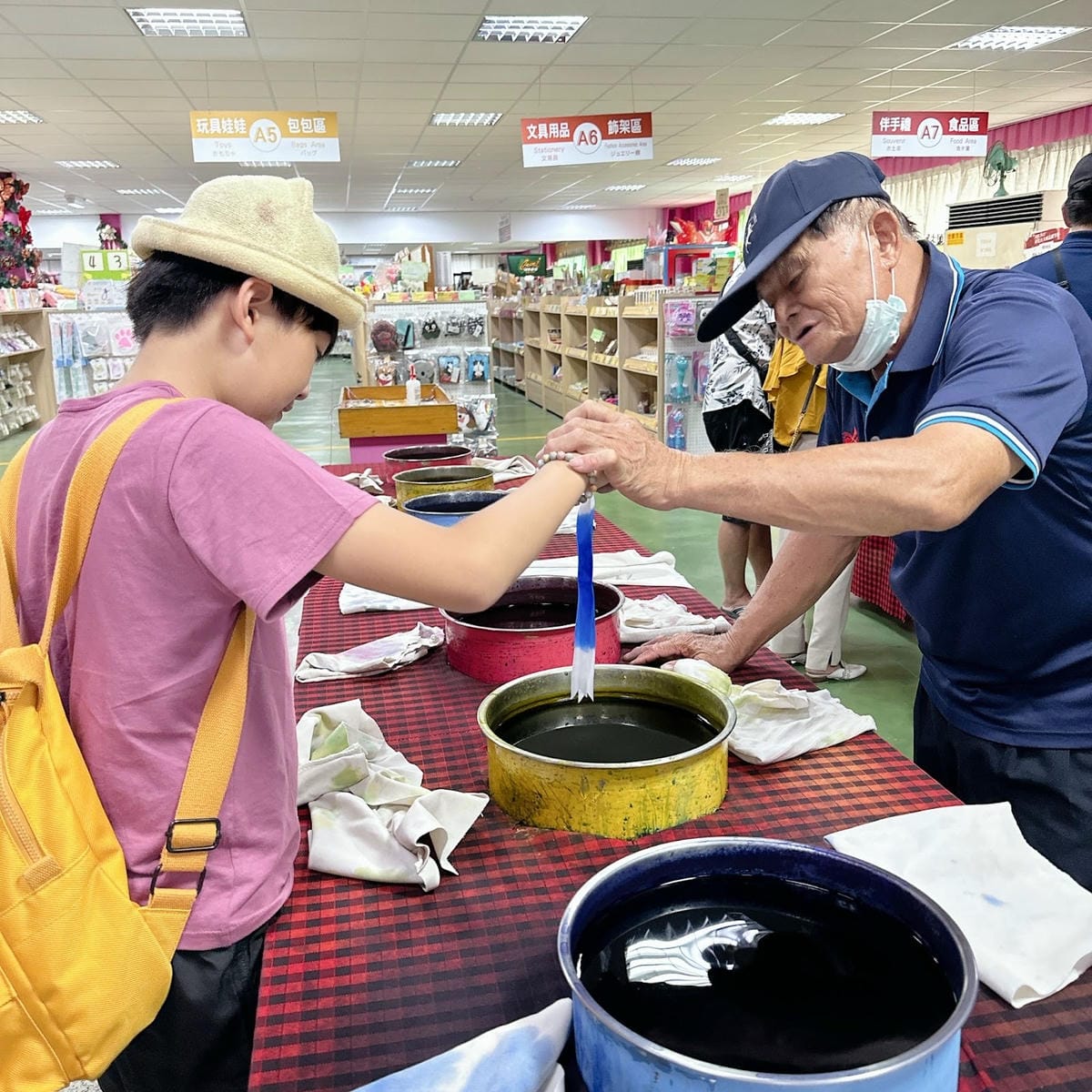 彰化鹿港免費景點推薦～ 沉浸在緞帶王觀光工廠手作的世界裡，邊