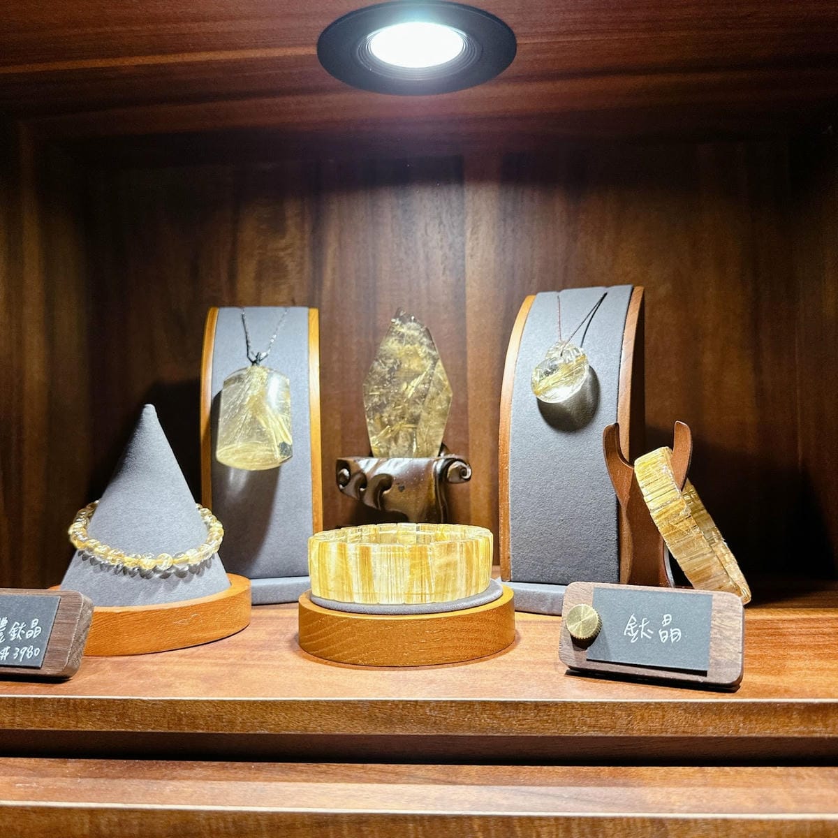 到初石 True Stone 挖礦去，把美麗的星星（磒石）、