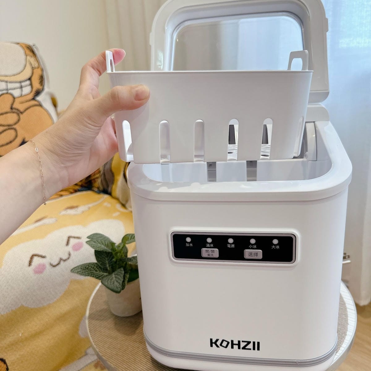 炎炎夏日就要有KOHZII 康馳手提式全自動製冰機KIM12