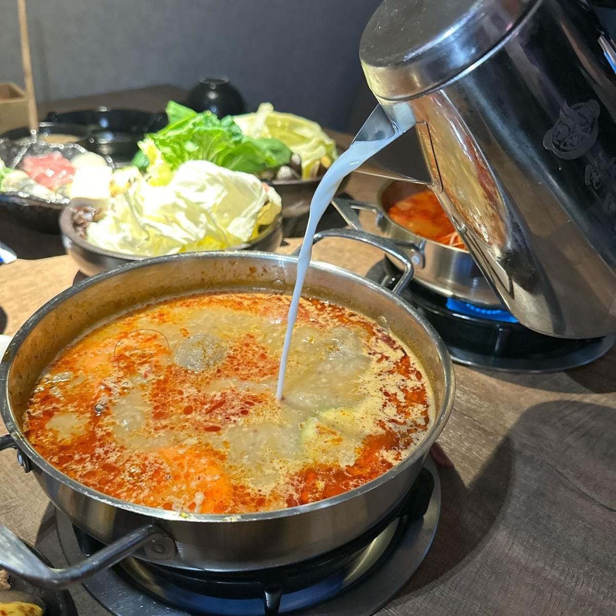 最適合全家人手拉手一起開吃的饌鍋物，選用當季蔬果和原型食材熬