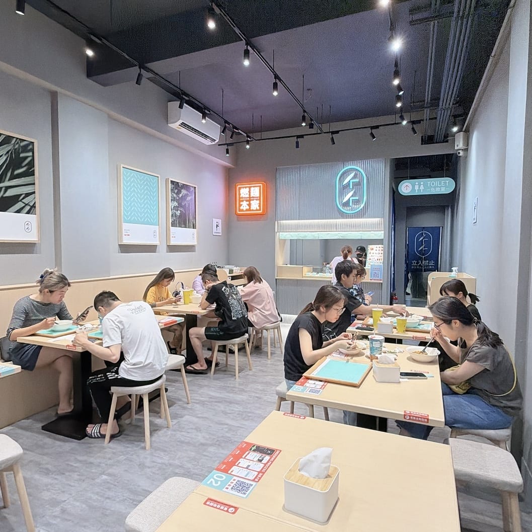 吃麵也能充滿文青感～快來墨竹亭台中西屯店一嚐四川道地的燃麵吧