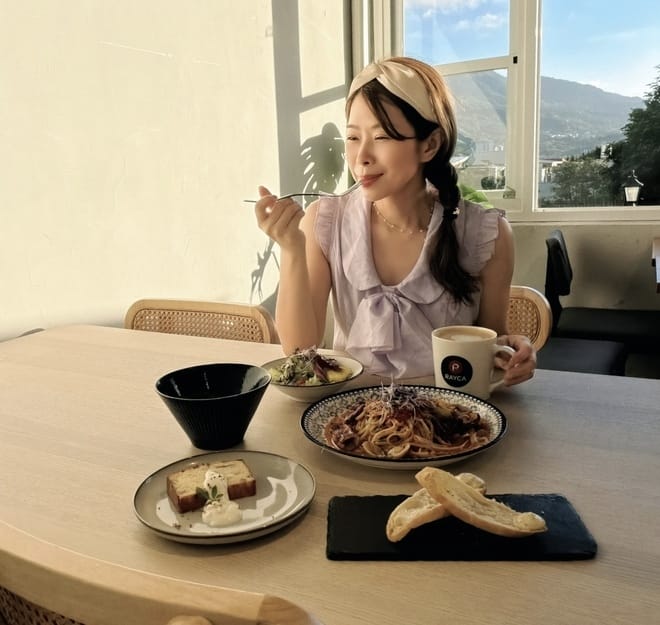 RAYCA COFFEE 咖啡 復古的老宅建築，伴著森林的綠