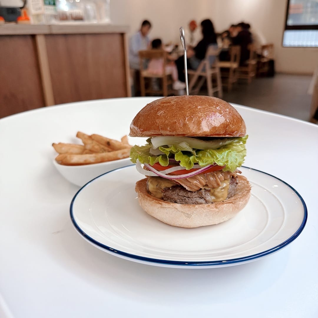 藏室HiddenBurger 白色的老宅建築一改漢堡店的美式 藏室HiddenBurger 白色的老宅建築一改漢堡店的美式