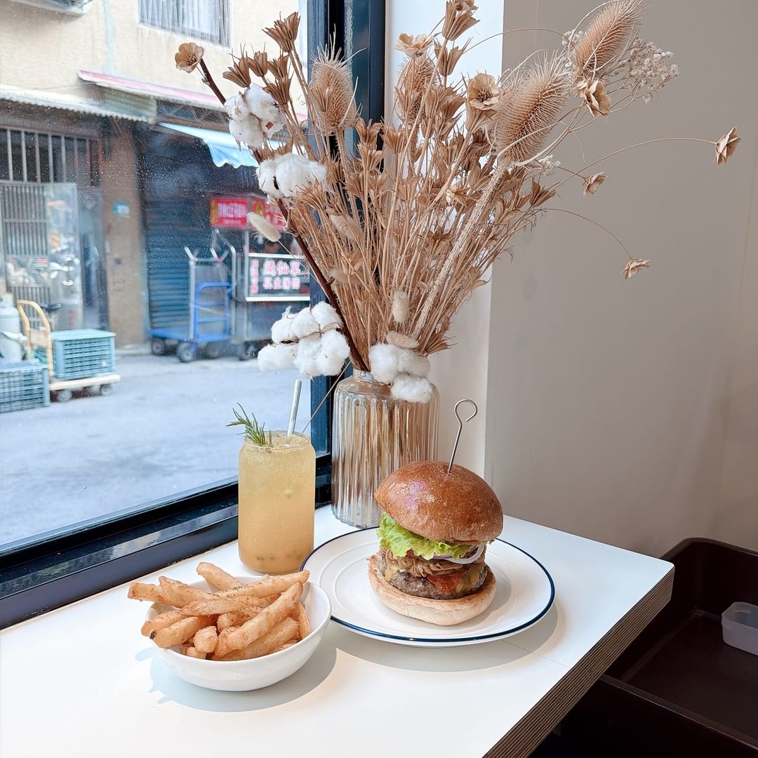藏室HiddenBurger 白色的老宅建築一改漢堡店的美式