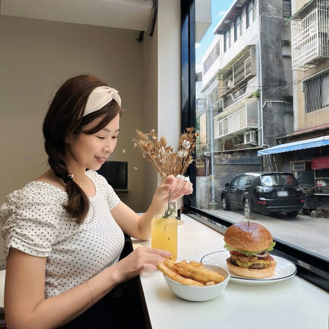 藏室HiddenBurger 白色的老宅建築一改漢堡店的美式 藏室HiddenBurger 白色的老宅建築一改漢堡店的美式