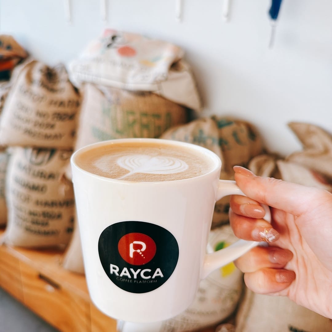 RAYCA COFFEE 咖啡 復古的老宅建築，伴著森林的綠