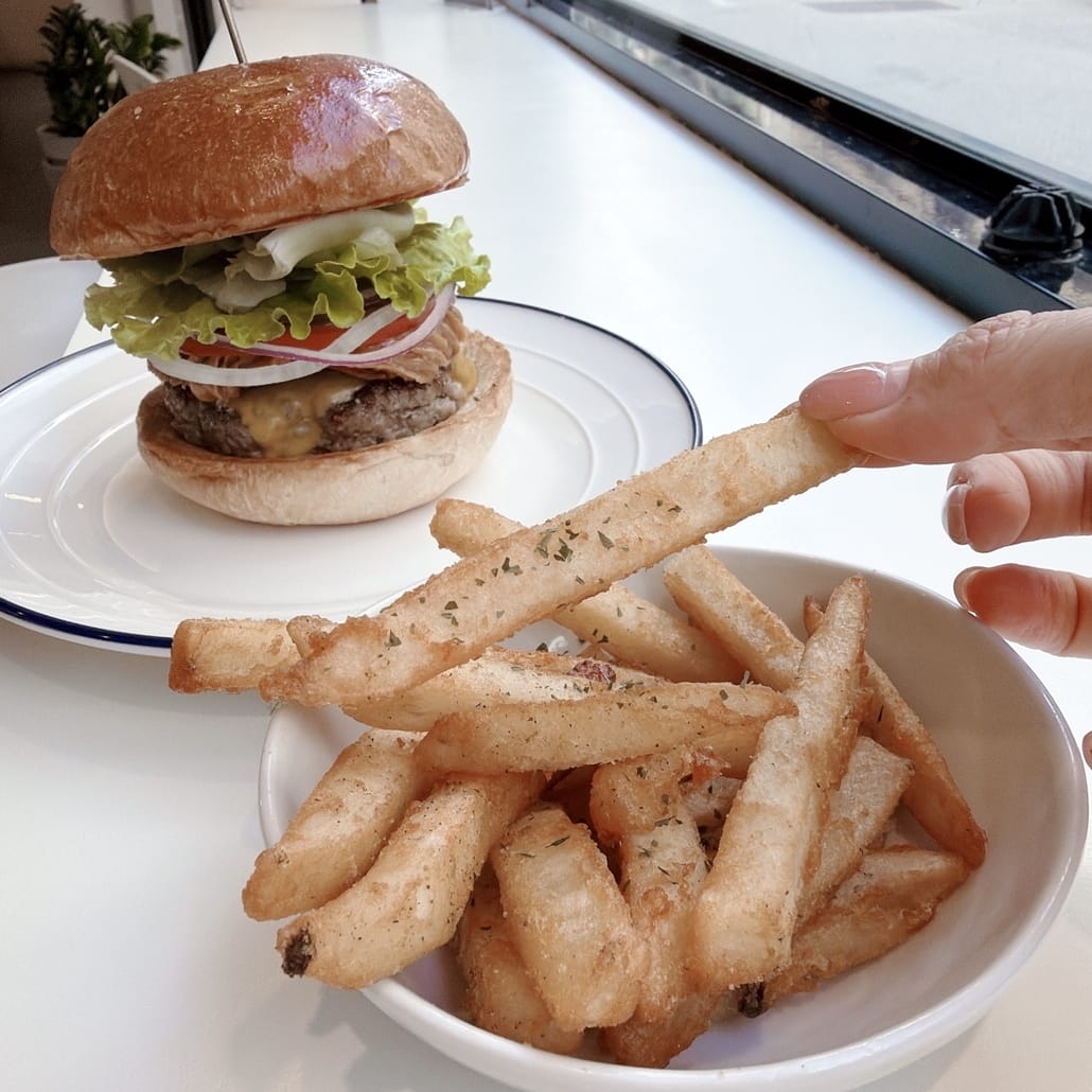 藏室HiddenBurger 白色的老宅建築一改漢堡店的美式 藏室HiddenBurger 白色的老宅建築一改漢堡店的美式