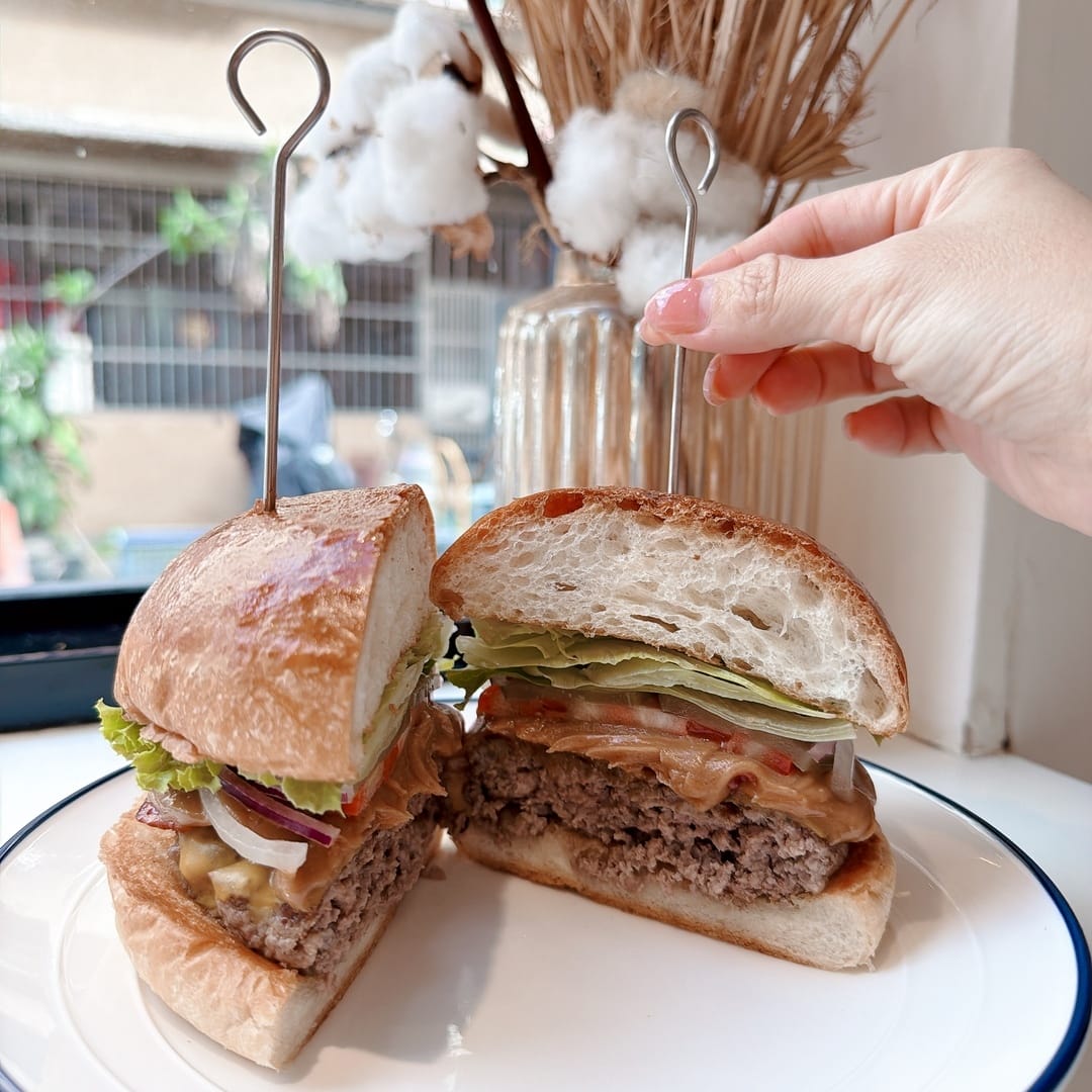 藏室HiddenBurger 白色的老宅建築一改漢堡店的美式 藏室HiddenBurger 白色的老宅建築一改漢堡店的美式
