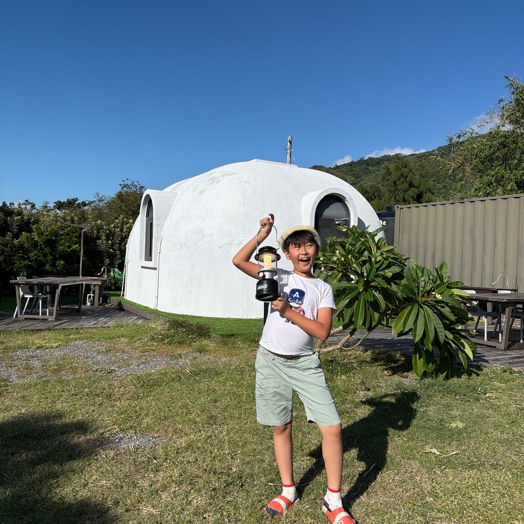 墾丁圓石灘 一打開房間 就能享受室內星空，實在太沉浸啦！