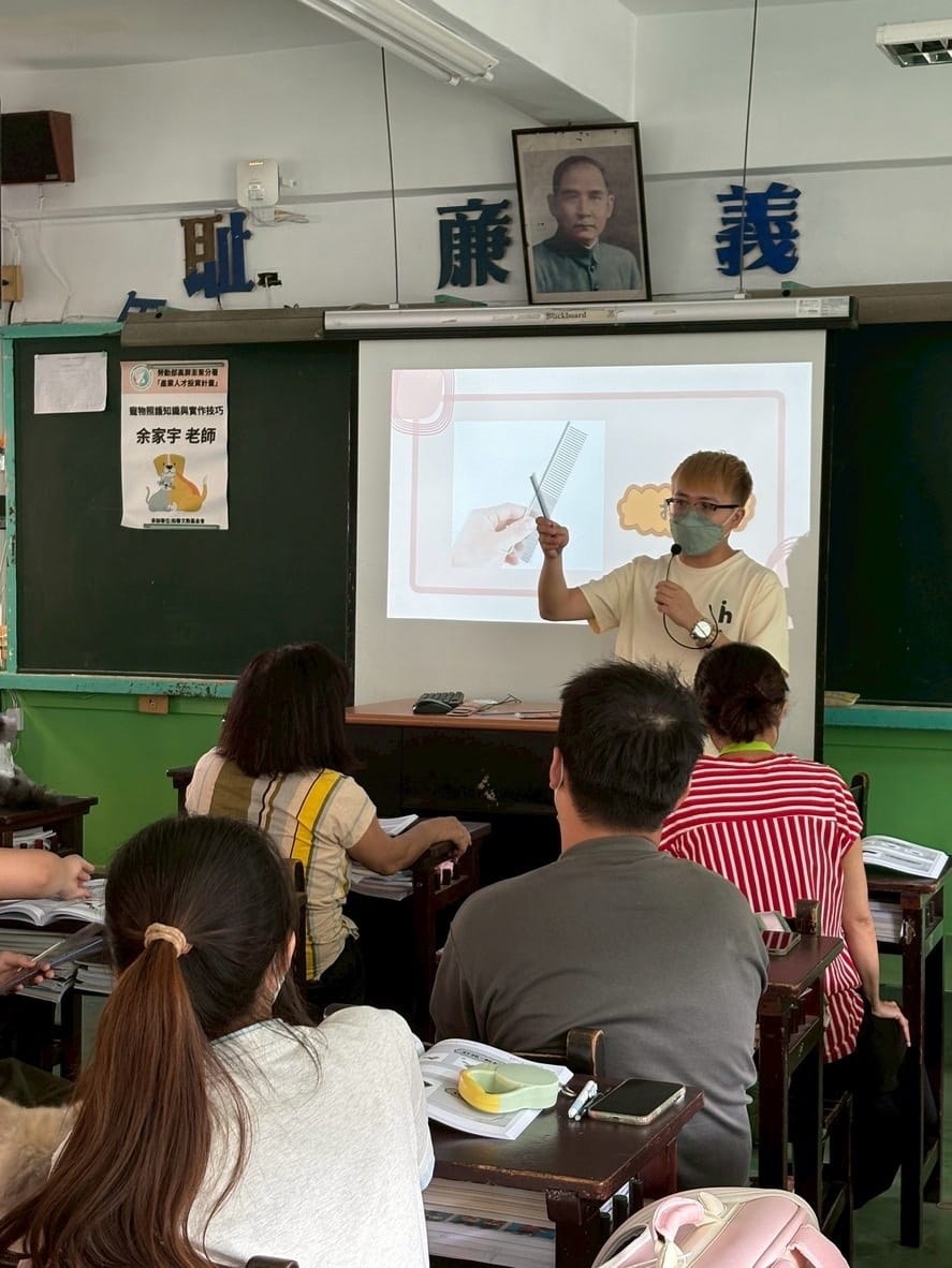 光曜寵物美容教學中心 把喜歡的毛孩變專業，學習實用的美容教學