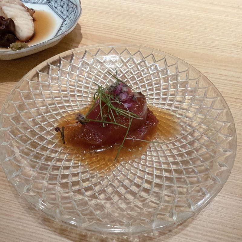 塩露 22道無菜單料理，依照不同的季節推出不同的定食，一年四季都想來鮨塩露用餐去！