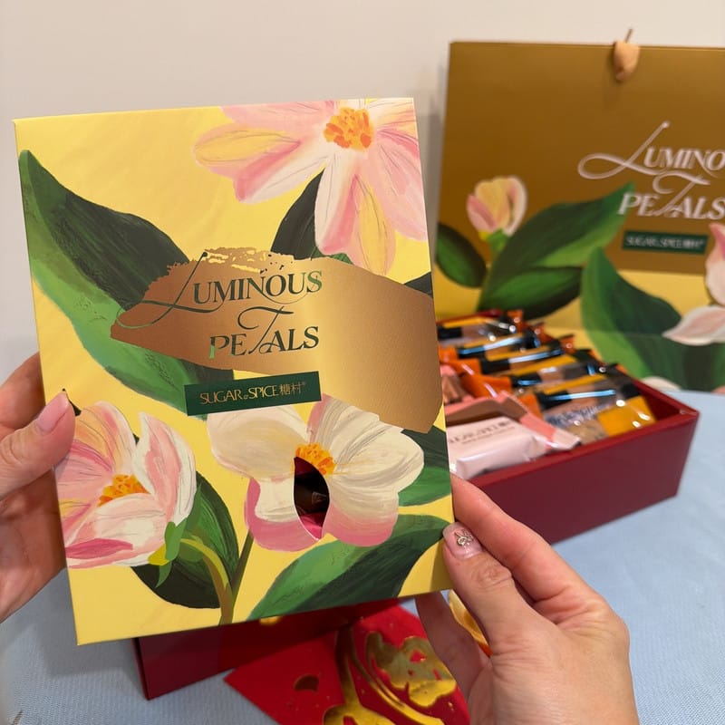 春節禮盒推薦 今年年節送禮就提著糖村 SUGAR & SPICE絹絨花賞、光韻鐵盒奔向最重要的人! - 第13張圖 春節禮盒推薦 今年年節送禮就提著糖村 SUGAR & SPICE絹絨花賞、光韻鐵盒奔向最重要的人!