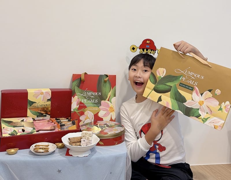 春節禮盒推薦 今年年節送禮就提著糖村 SUGAR & SPICE絹絨花賞、光韻鐵盒奔向最重要的人! - 第2張圖 春節禮盒推薦 今年年節送禮就提著糖村 SUGAR & SPICE絹絨花賞、光韻鐵盒奔向最重要的人!