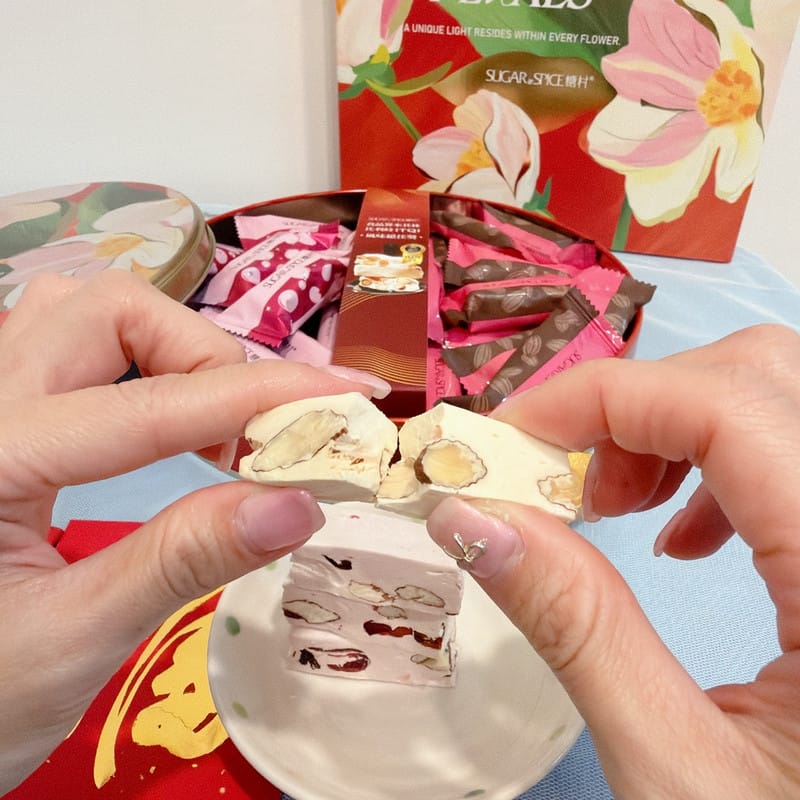 春節禮盒推薦 今年年節送禮就提著糖村 SUGAR & SPICE絹絨花賞、光韻鐵盒奔向最重要的人! - 第8張圖 春節禮盒推薦 今年年節送禮就提著糖村 SUGAR & SPICE絹絨花賞、光韻鐵盒奔向最重要的人!