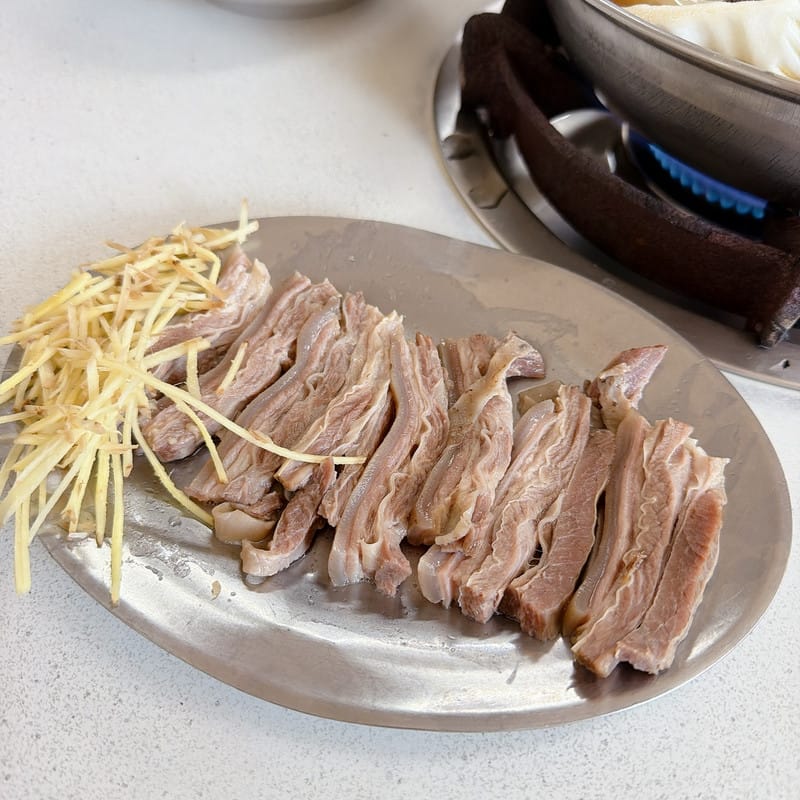 冬天就是要吃羊肉爐啦!呂記正宗岡山羊肉爐店腳筋特大,插入吸管大口吸,一整個覇氣開吃啦! - 第13張圖 冬天就是要吃羊肉爐啦!呂記正宗岡山羊肉爐店腳筋特大,插入吸管大口吸,一整個覇氣開吃啦!